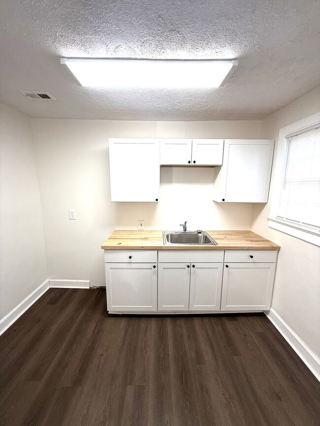 Building Photo - ** 2 bed 1 bath located in South Fairview ** Call 334-366-9198 to schedule a self tour