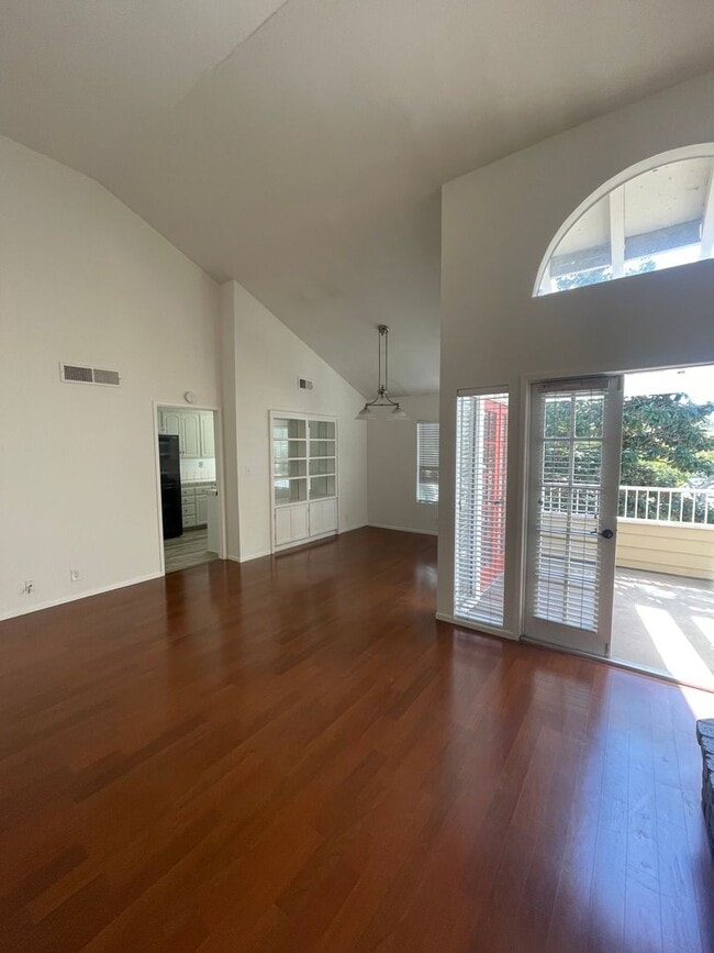 Building Photo - 2 Bed / 2 Bath in Clairemont