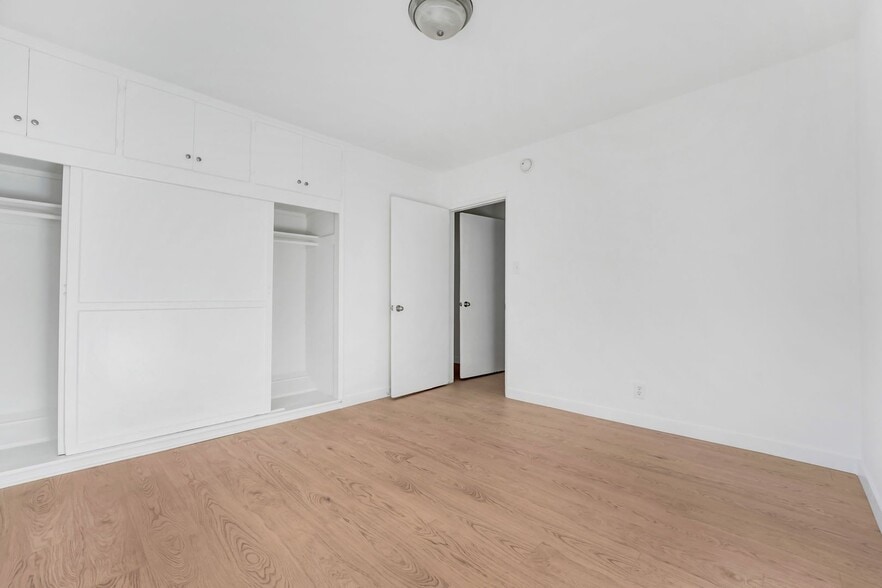 Building Photo - 10250-70 Palms