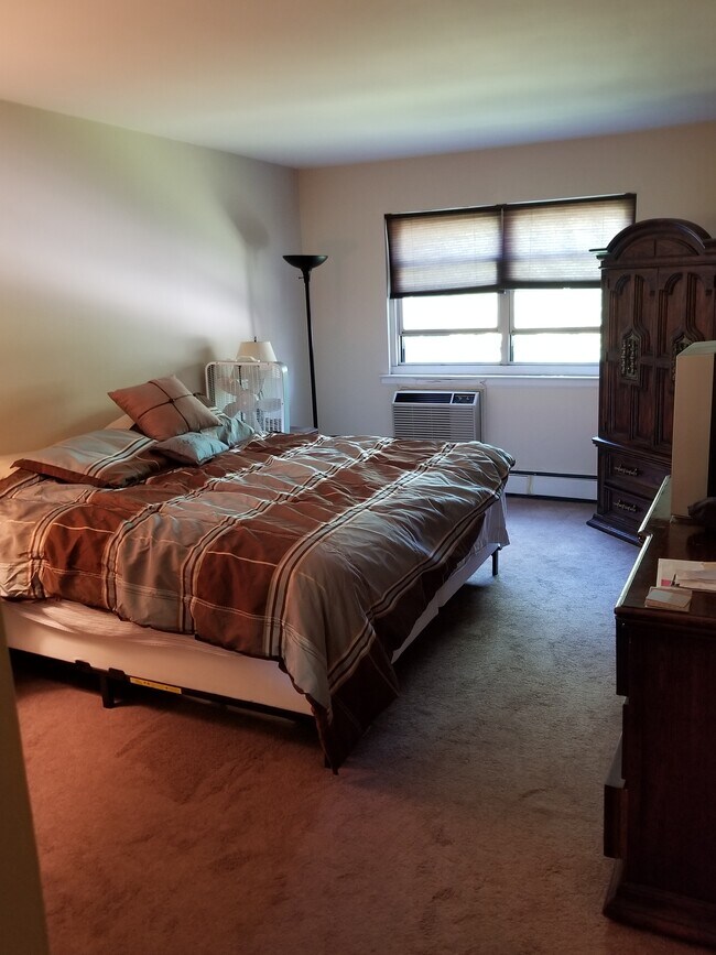 Building Photo - 152 N Broadway