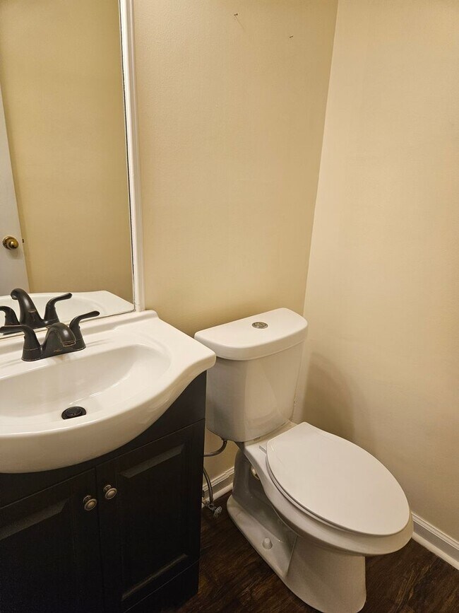 Building Photo - Spacious 3 Bedroom 2.5 Bath Home
