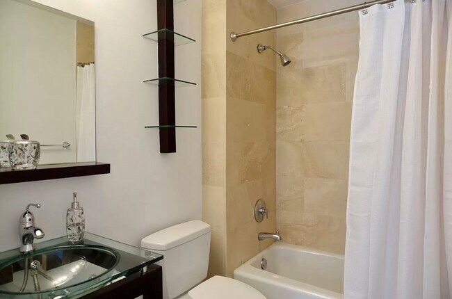 Building Photo - 540 Brickell Key Dr
