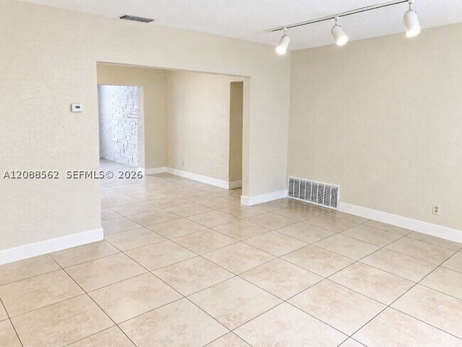 Building Photo - 320 NW 93rd Ave