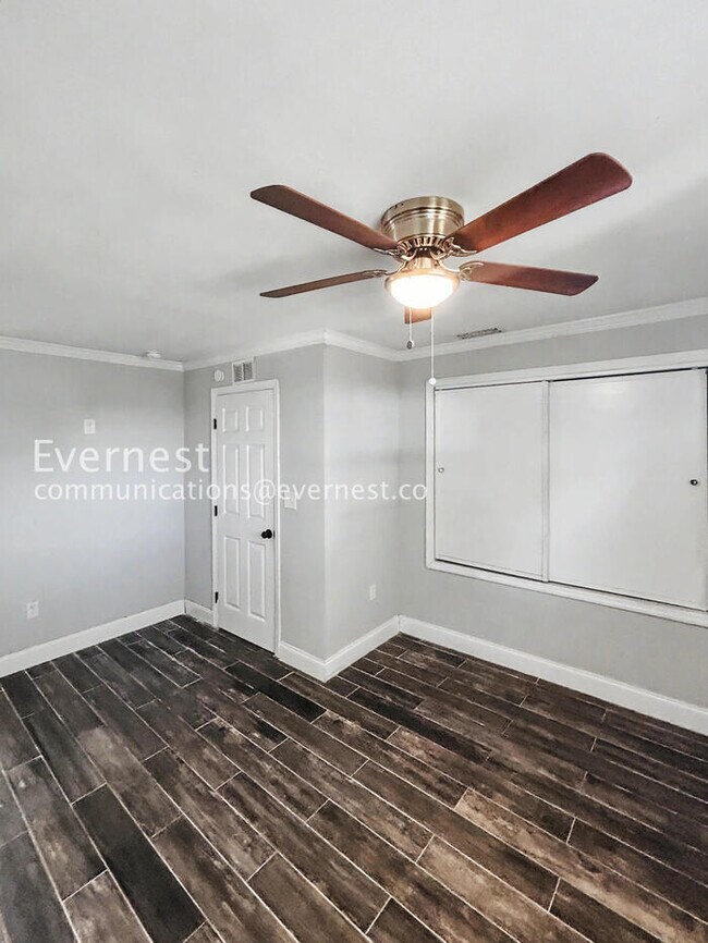 Building Photo - 1885 Shore Acres Blvd NE