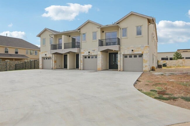 Building Photo - 302 Tesla Cir