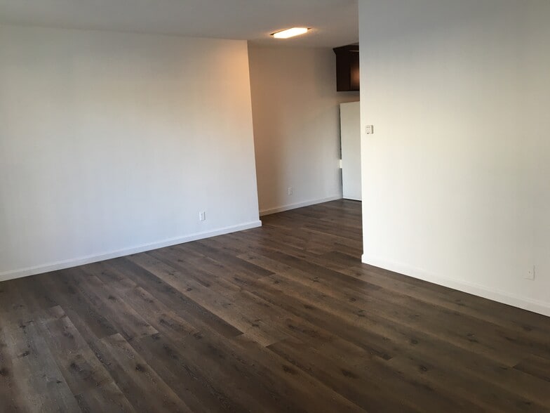 Building Photo - 8539 Saturn St