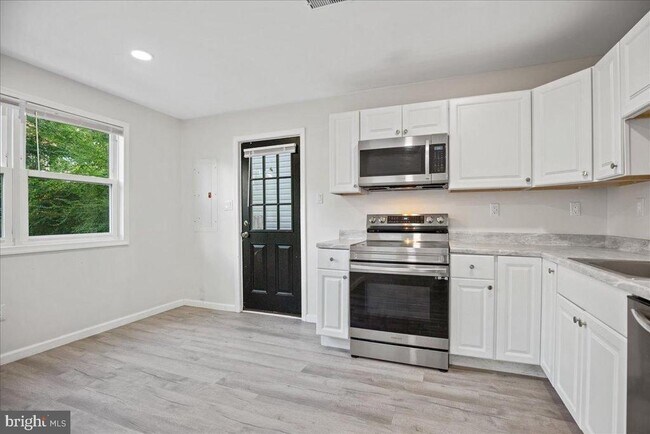 Building Photo - 906 Elfin Ave