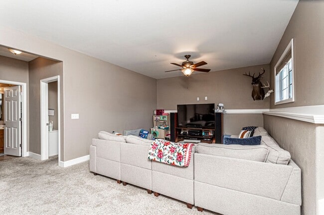 Building Photo - Spacious Single Family Home