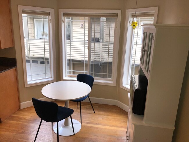 Building Photo - 3Bd/3Ba Seattle Townhouse