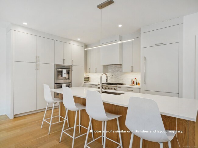 Building Photo - 14 White Barns Ln