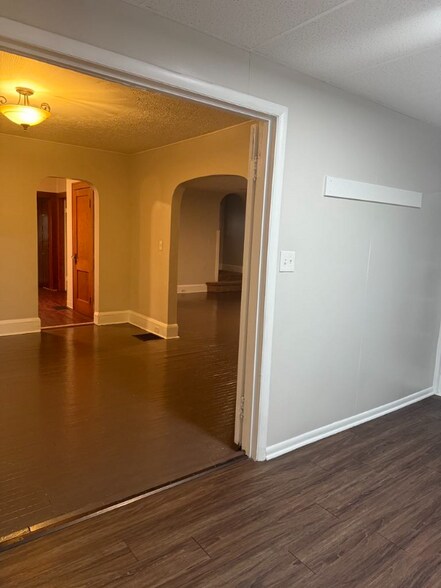 Building Photo - 630 Perry Ave SW
