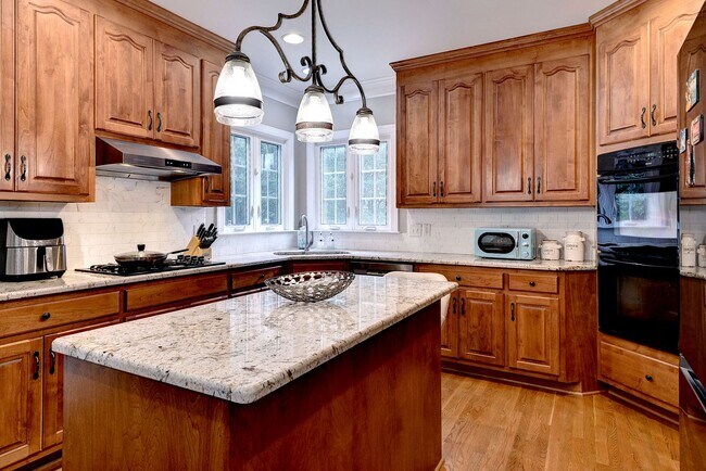 Building Photo - Spacious 5BR/4BA Home in Yorktown – Convenient Location and Comfortable Living