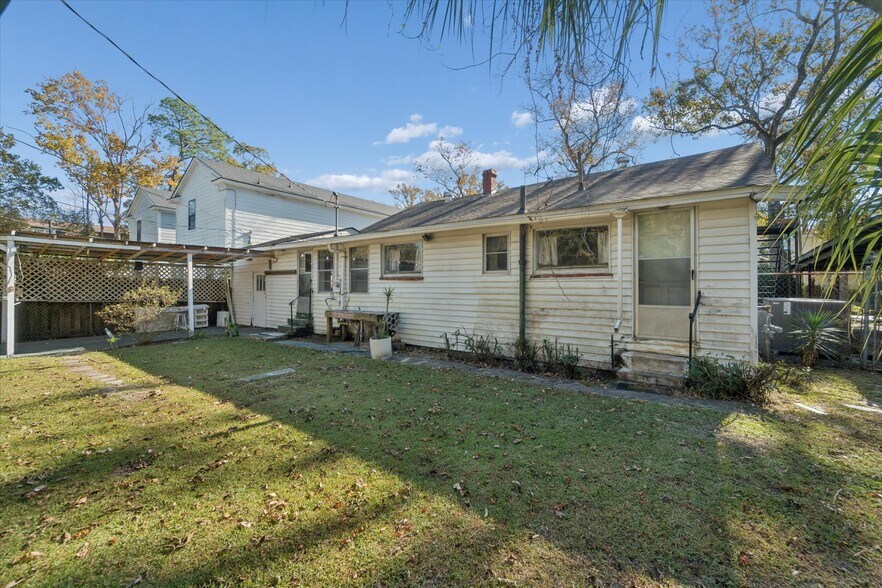 Building Photo - 742 E Park Ave