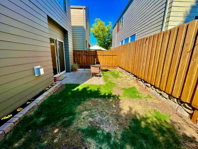 Building Photo - ** HALF MONTH'S FREE RENT **Modern 3bd/2.5...