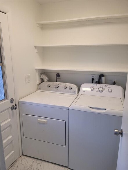 Building Photo - 770 NE 38th St