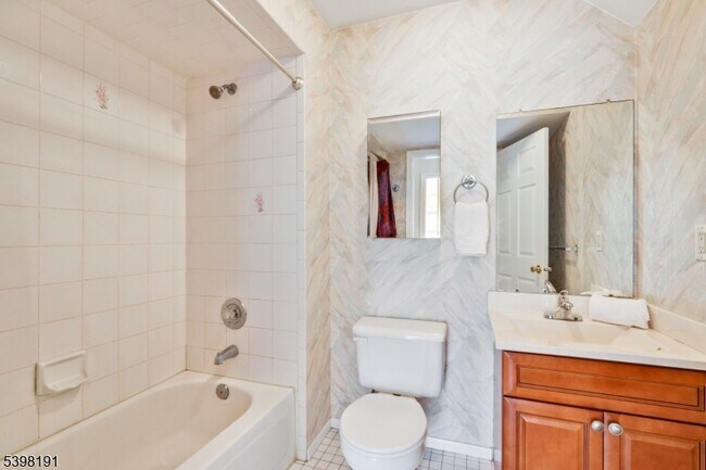 Building Photo - 28 Kensington Dr