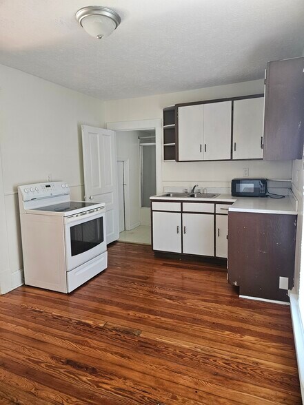 Kitchen - 9 1/2 3rd Ave