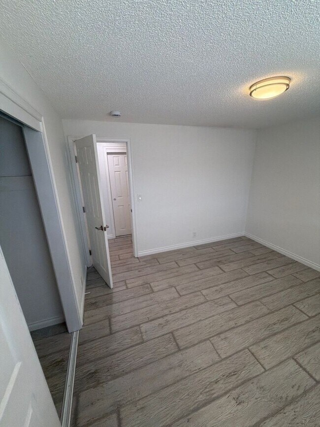 Building Photo - 1085 Saville Ave