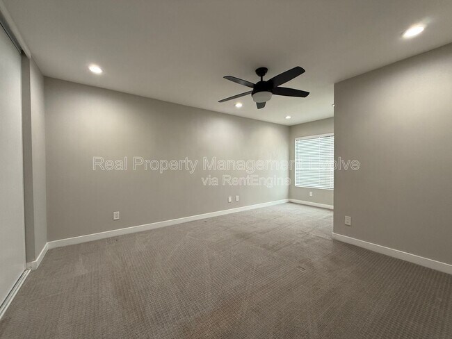 Building Photo - 606 E Royal Palm Square N