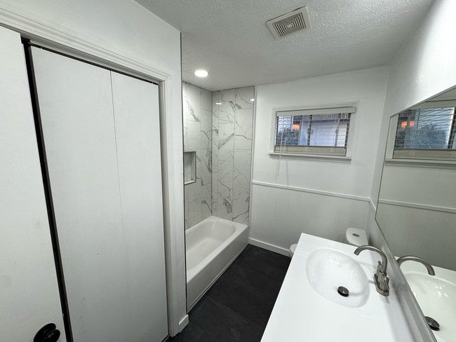 Building Photo - 908 S Crutcher Ave