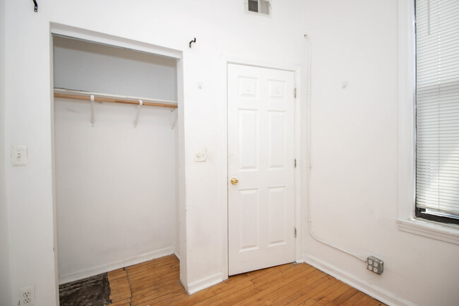 Building Photo - 921 S Laflin St