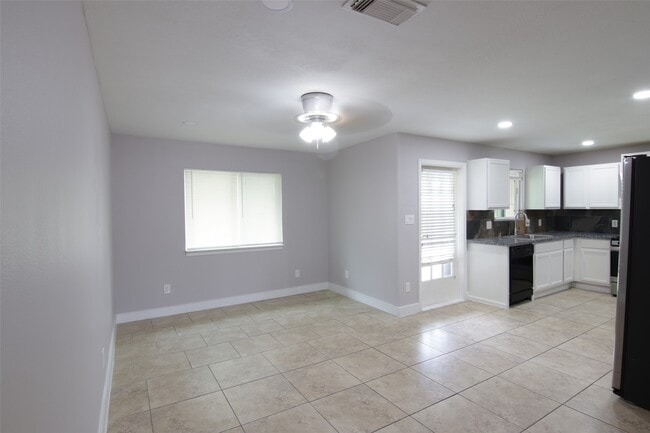 Building Photo - 7941 Longridge Dr