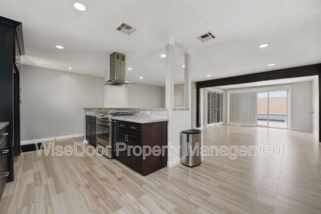 Building Photo - 387 E Nubia St
