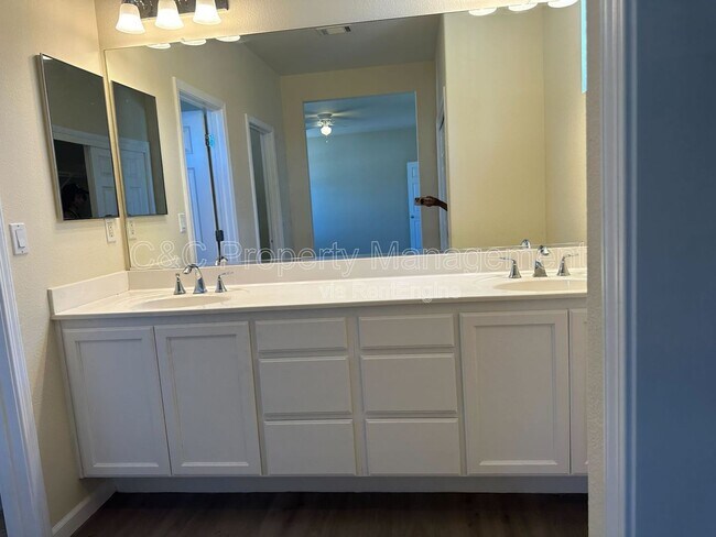 Building Photo - 28 Foxglove Ct