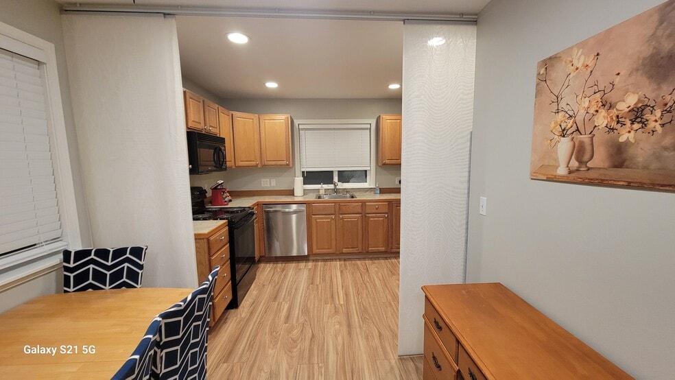 Building Photo - 3413 Elwood Dr W