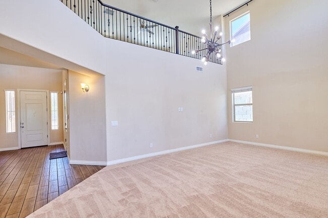 Building Photo - Lynx