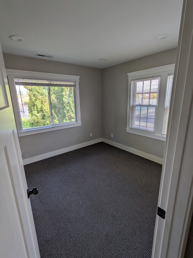 Building Photo - 1309 N Main Ave