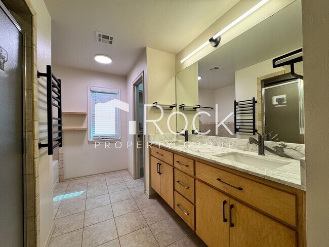 Building Photo - 3 Bed/2 Bath Edmond Home **AMAZING Location with All Appliances Included**