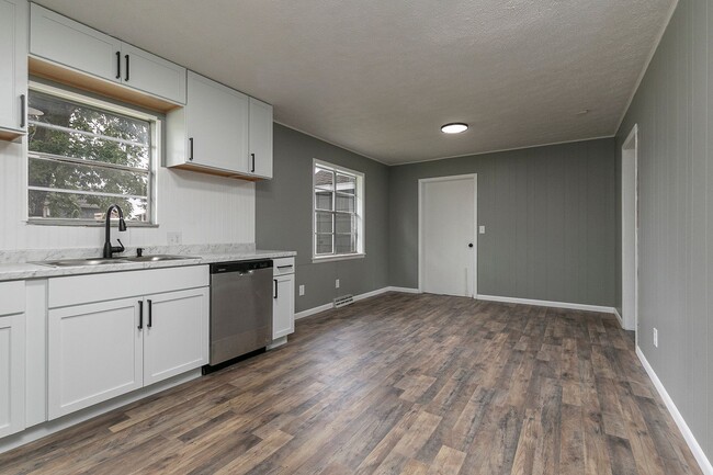 Building Photo - Newly Remodeled | 3 Bedroom | 1 Bathroom |...