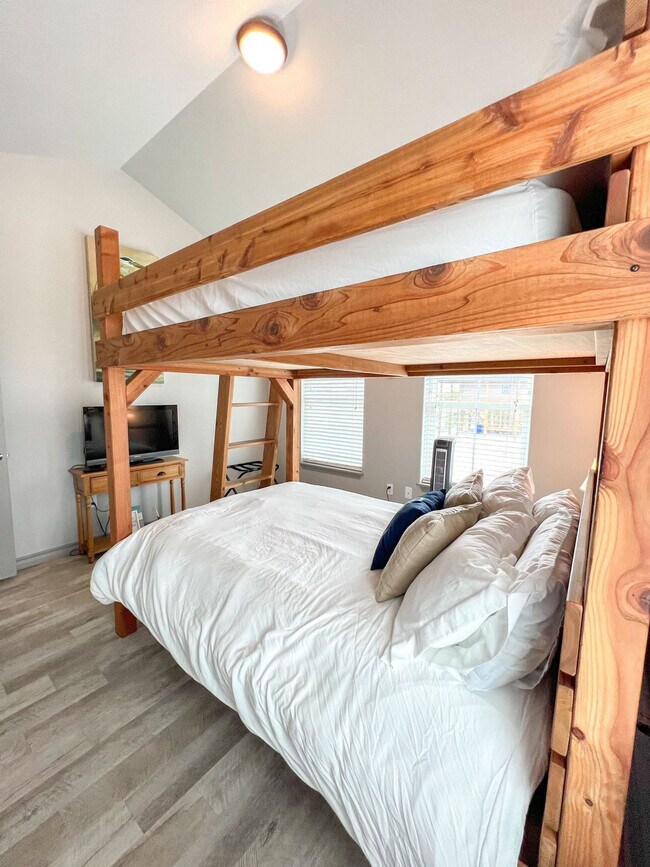 Building Photo - 4037 Summit Dr