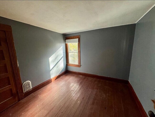 Building Photo - 409 Rowland St