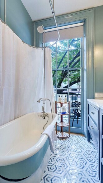 Building Photo - 604 Baronne St