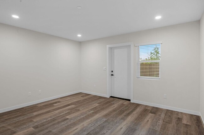 Building Photo - Brand New Townhomes - North Lynnwood!