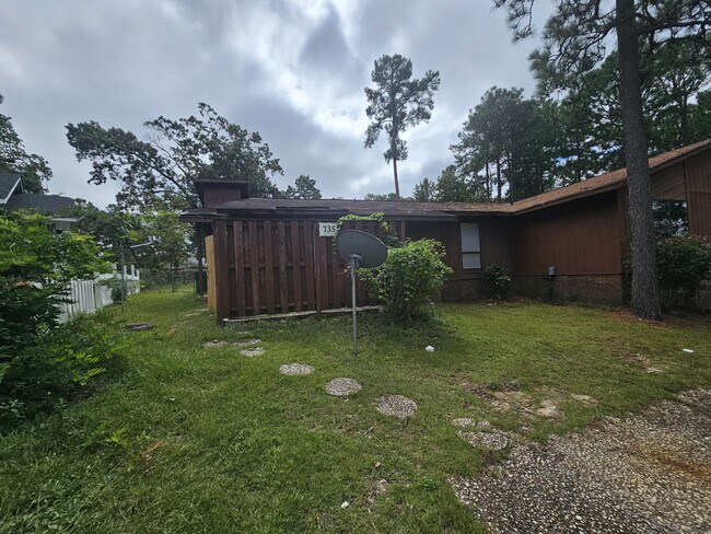 Primary Photo - 735 Hedgelawn Way