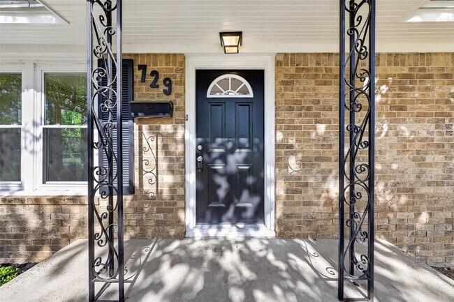 Building Photo - 729 Loggins Dr