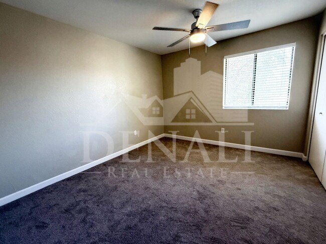 Building Photo - 1529 E Edgewater Dr