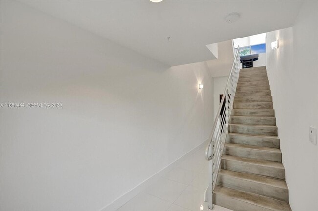 Building Photo - 516 SE 1st Cir