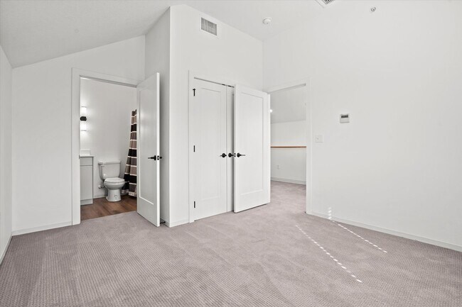 Building Photo - Beautiful 2-Bed/2.5 Bath Townhome in Downt...