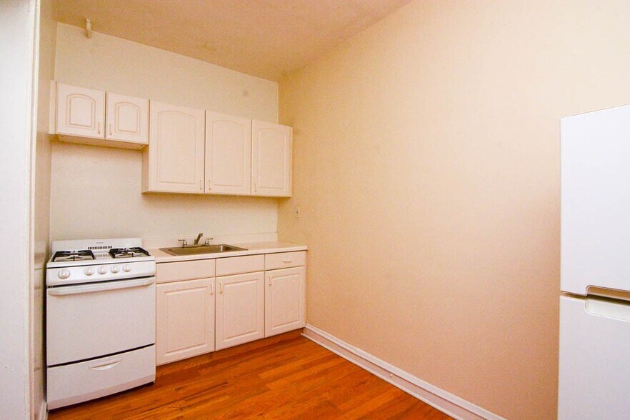 Building Photo - 544 W Wellington Ave