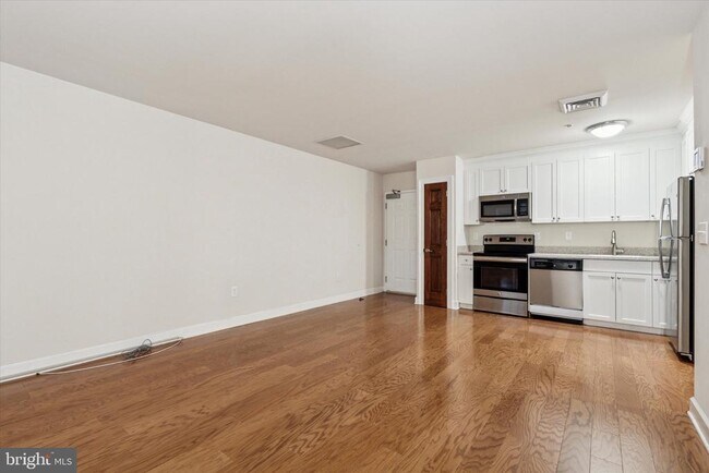 Building Photo - 3 N Sycamore St