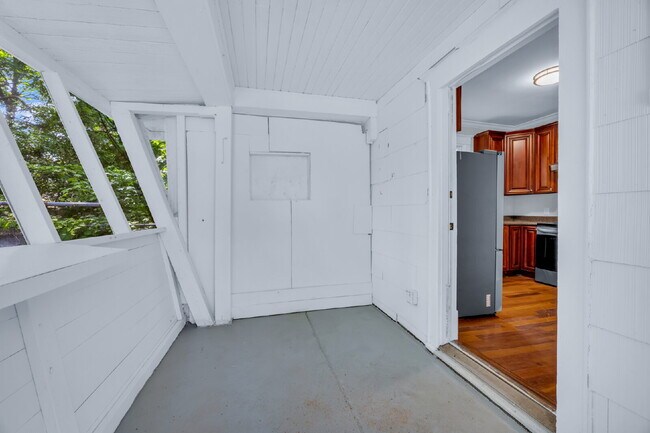 Building Photo - Cozy craftsman bungalow on Seiler Ave