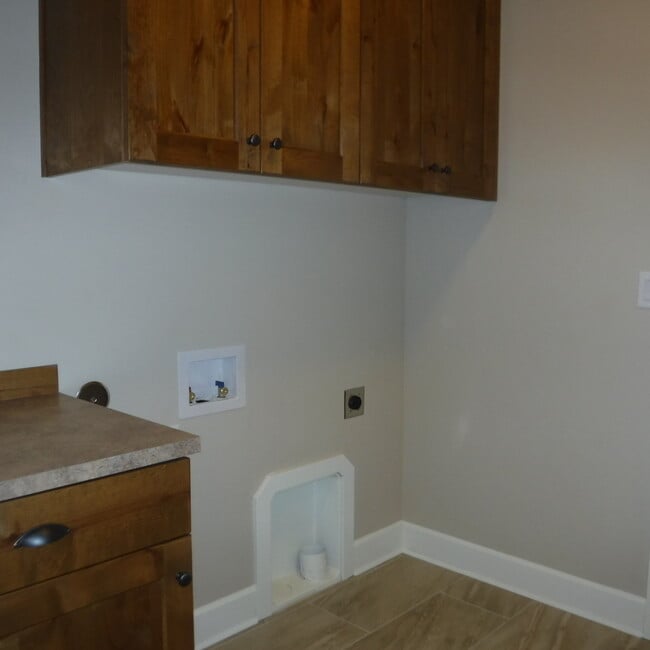 Building Photo - Beautiful 3 Bed/2.5 Bath Pahlisch Home in ...