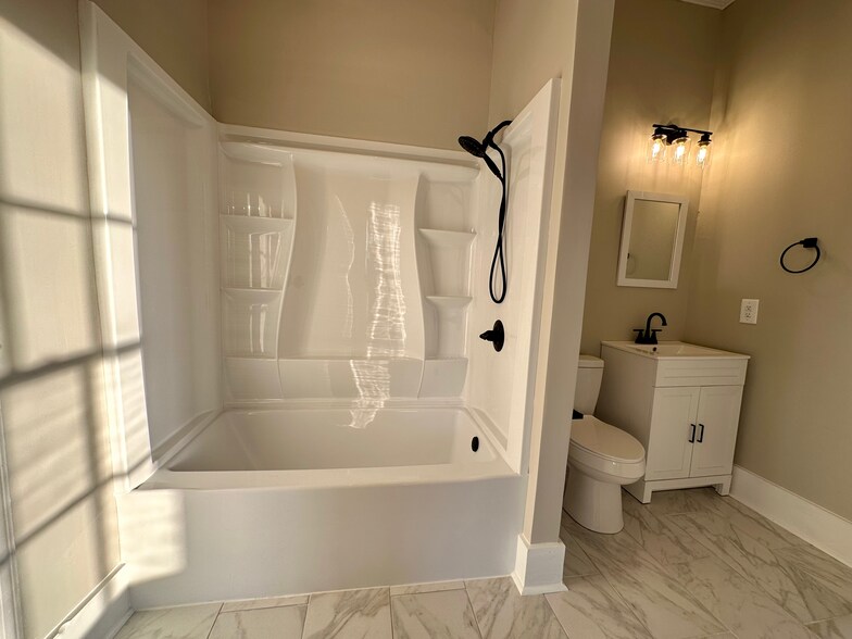 Building Photo - 983 Maple St