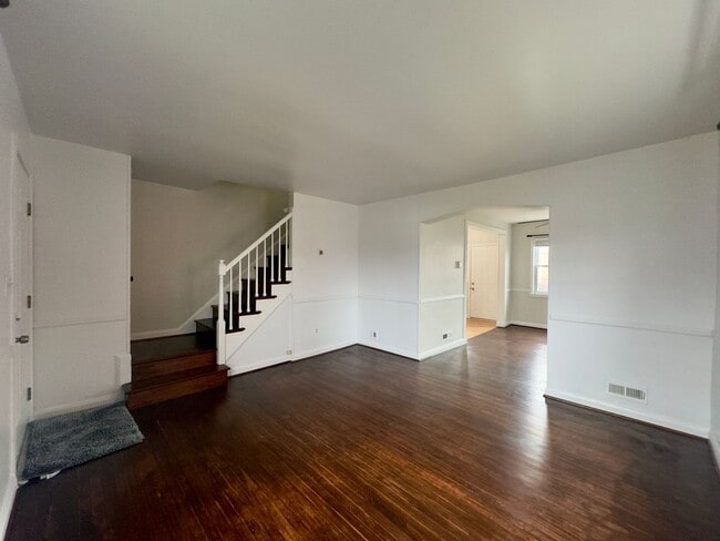 Building Photo - Charming 3-Bedroom Townhome with Modern Amenities in Parkville!