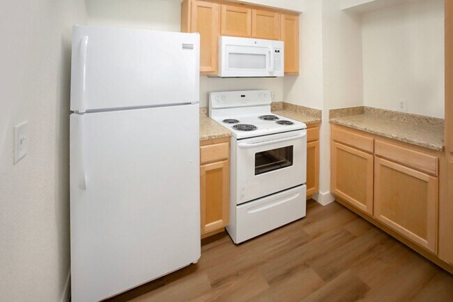 Building Photo - 3 Bedroom Northwest Condo-Gate Community