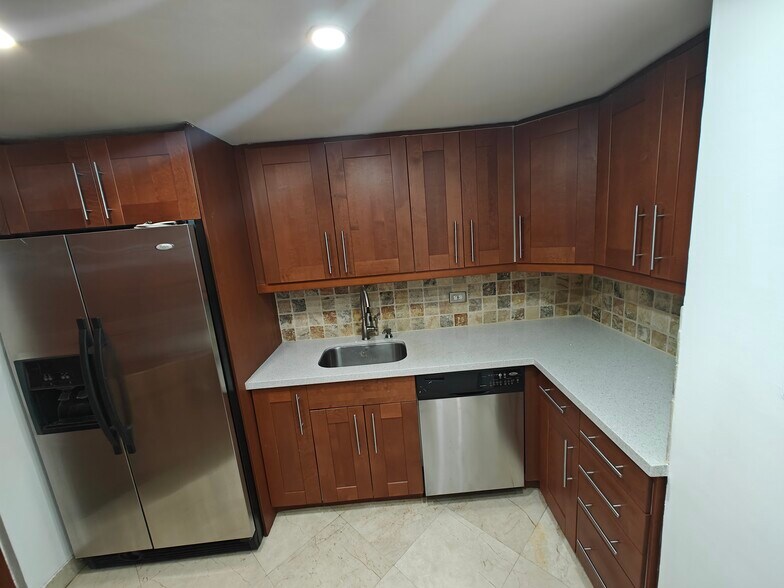 Building Photo - 825 Brickell Bay Dr